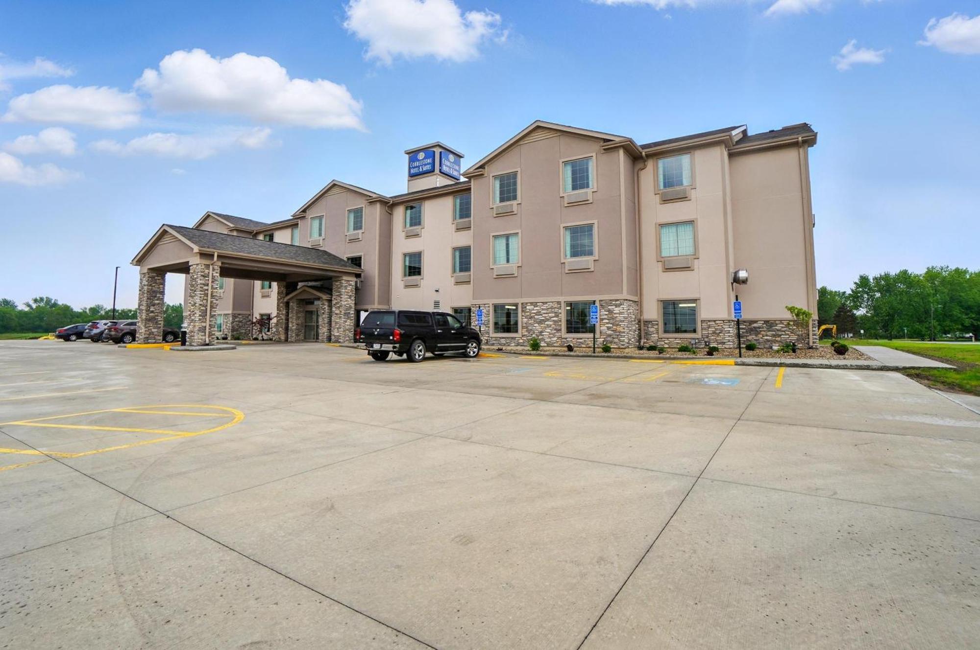 Cobblestone Hotel & Suites - Russells Point At Indian Lake Exterior photo